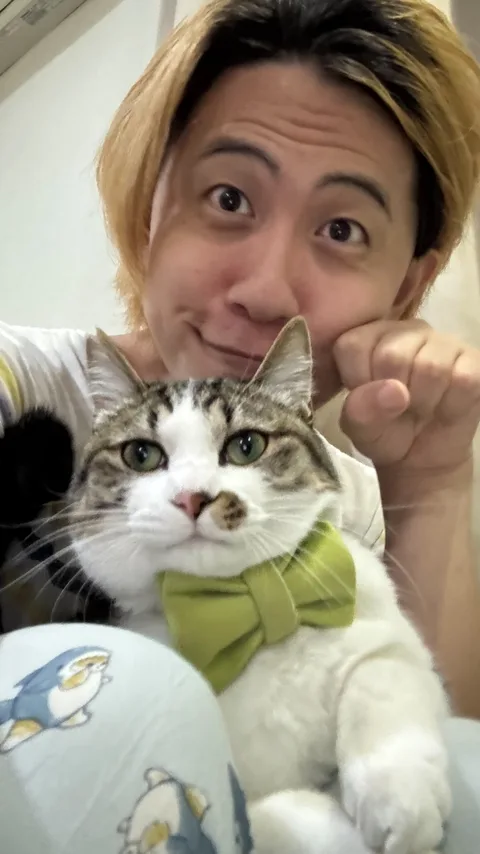 みん君と並んでポーズをするさとし